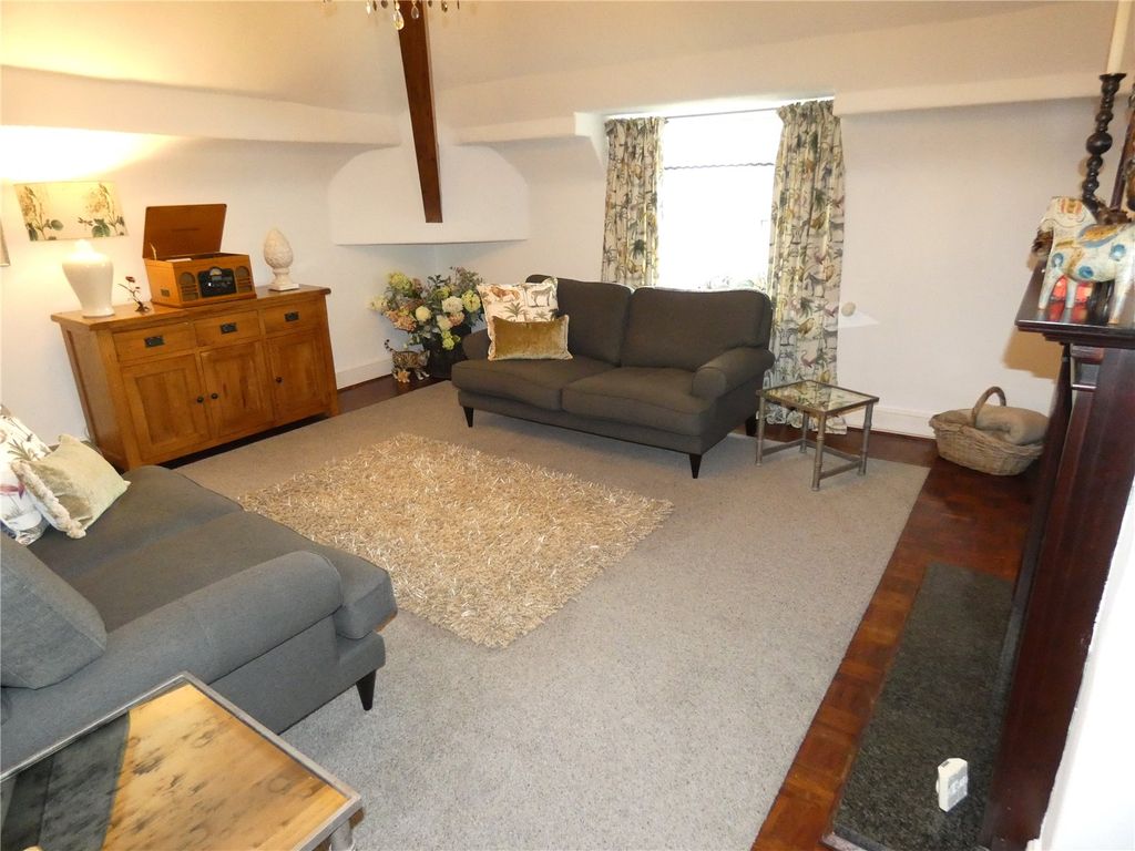 Property photo 2 of 16 Lounge