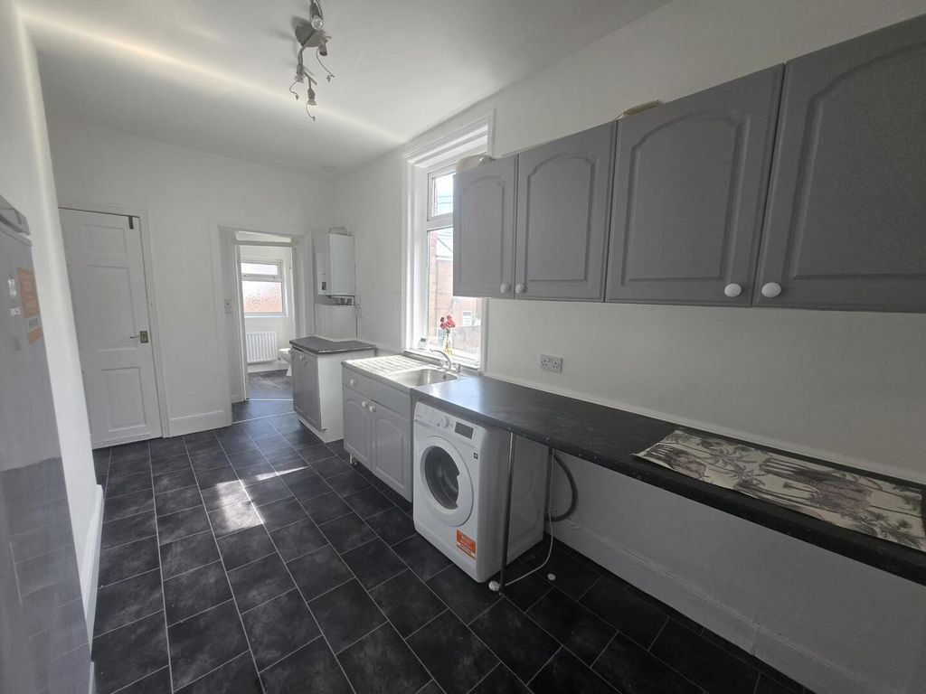 Property photo 3 of 8 Kitchen