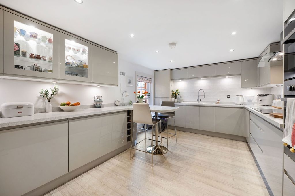 Property photo 3 of 32