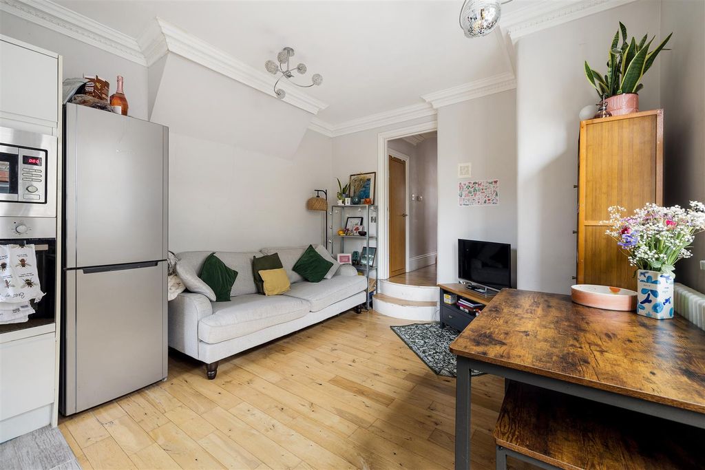 Property photo 2 of 17 Francis Road, E10