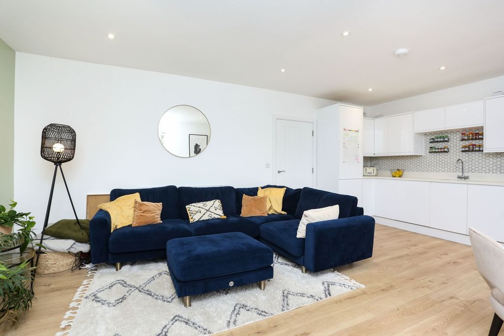 Property photo 3 of 10 Reception/Kitchen