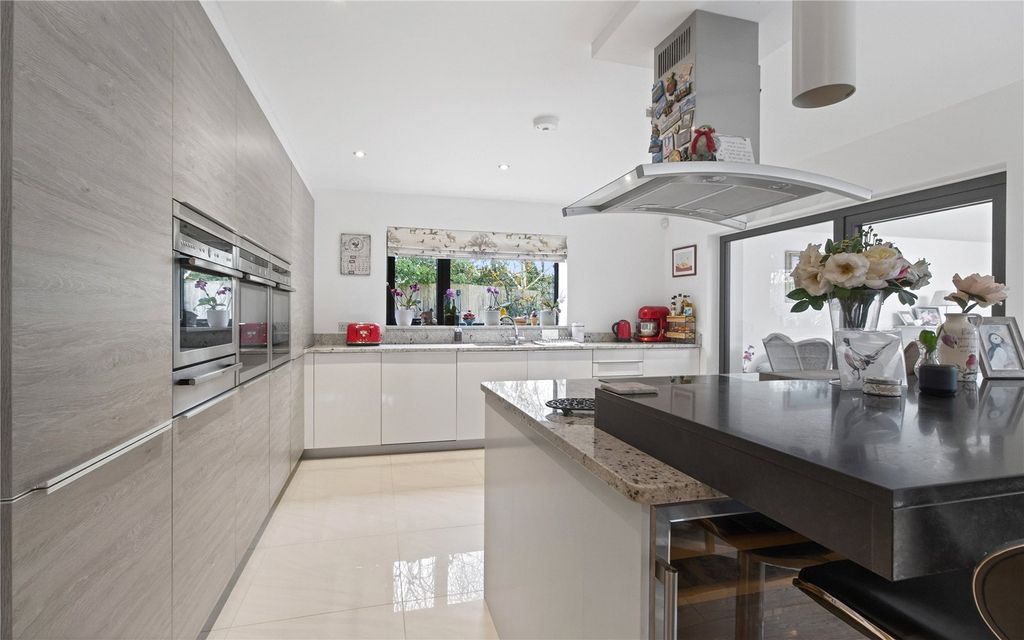 Property photo 3 of 20 Kitchen