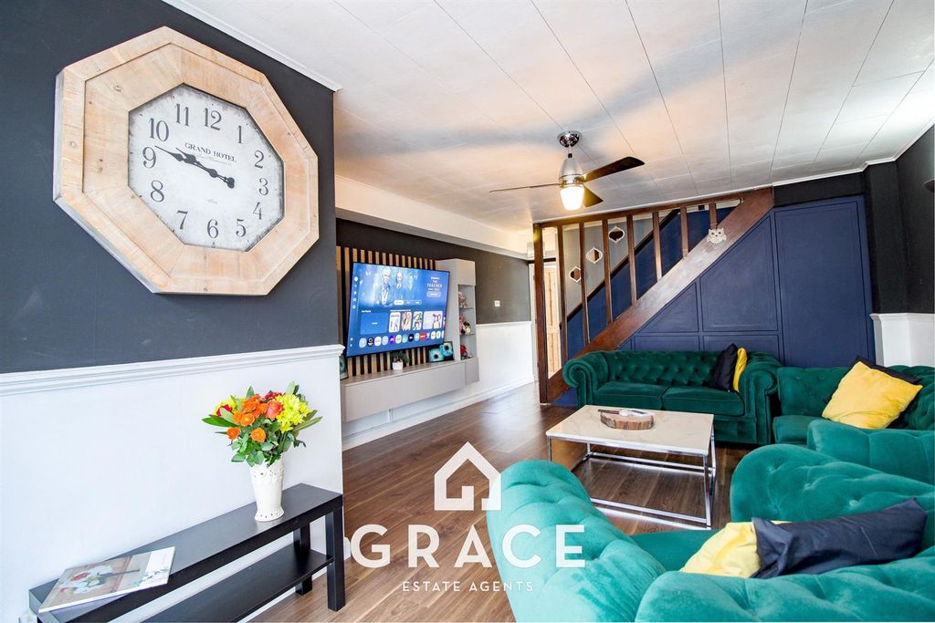 Property photo 2 of 17 Lounge