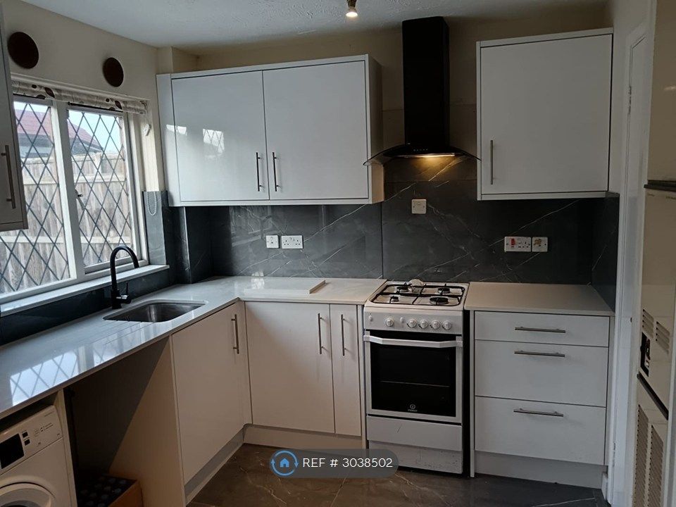 Property photo 3 of 8 Kitchen 1