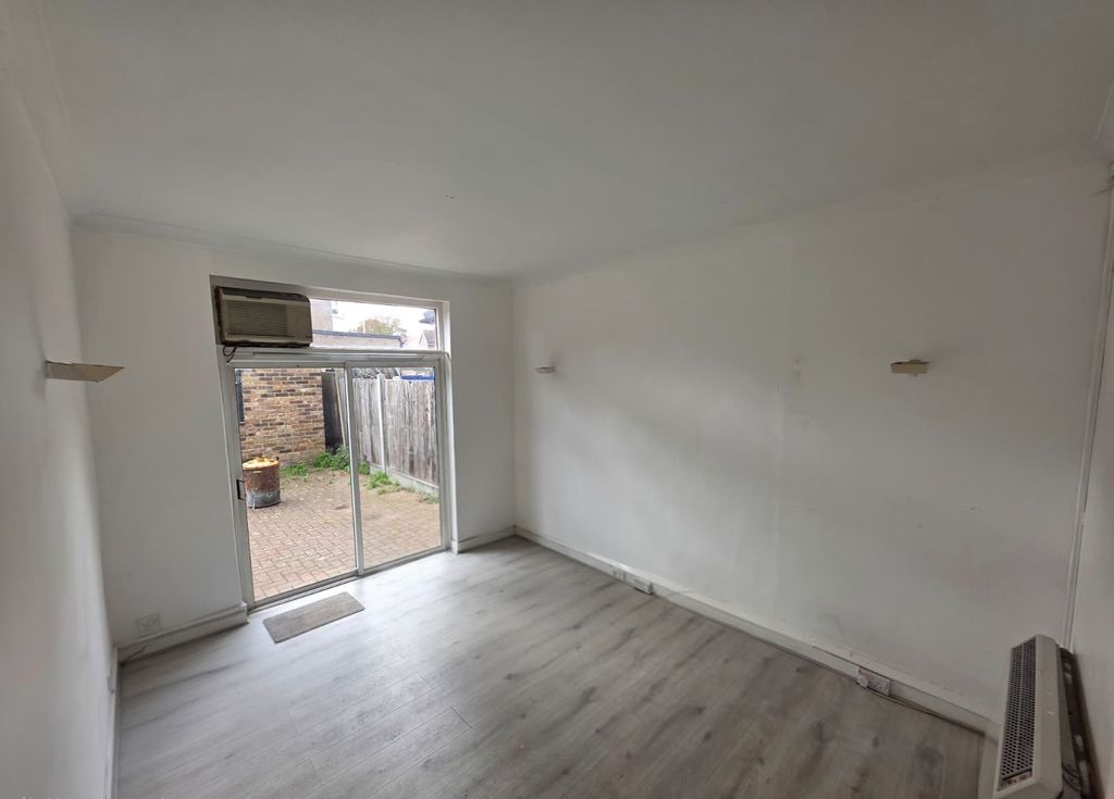 Property photo 1 of 2