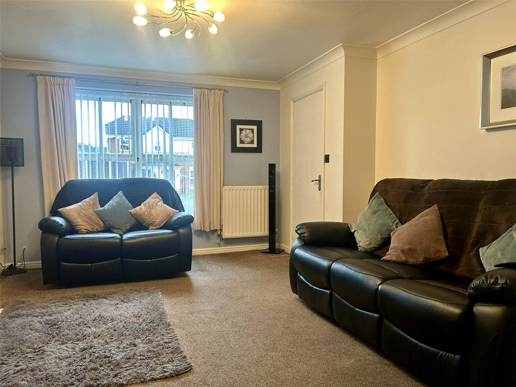 Property photo 3 of 18 Lounge