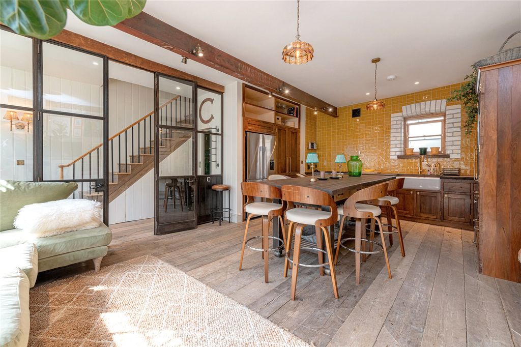 Property photo 3 of 20 Kitchen