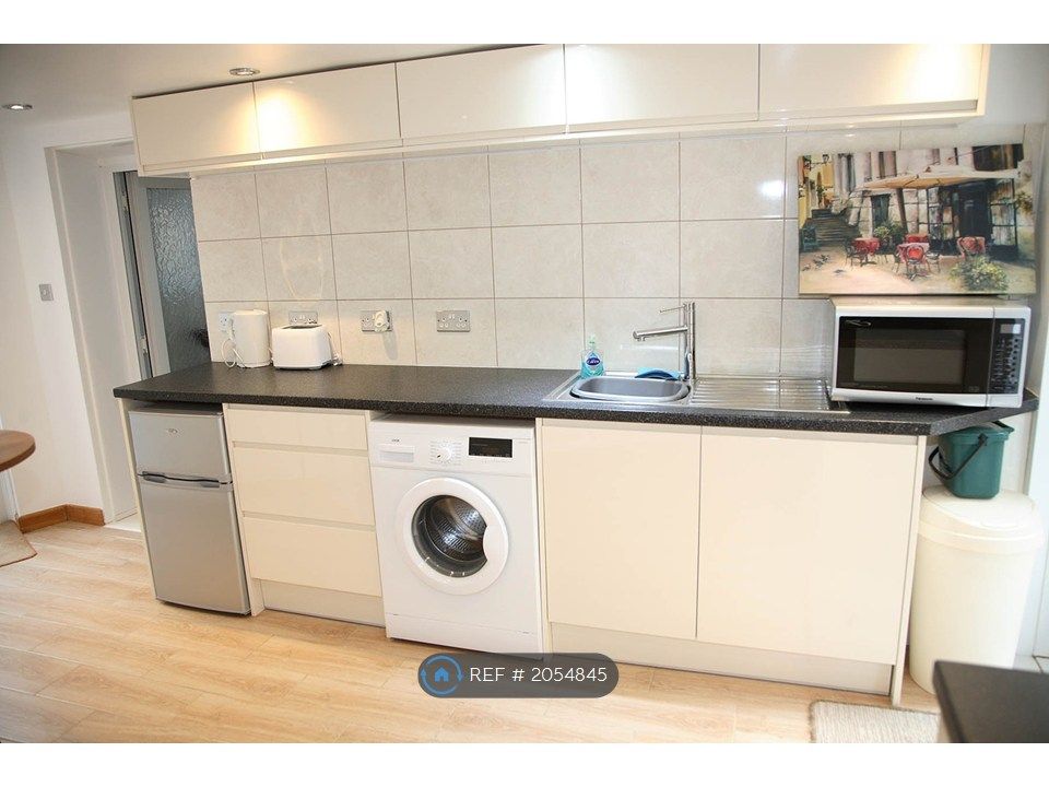 Property photo 2 of 10 Kitchen