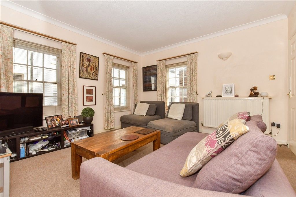 Property photo 3 of 13 Lounge