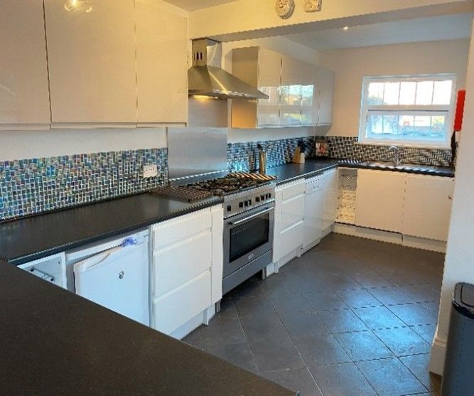Property photo 2 of 12 Kitchen