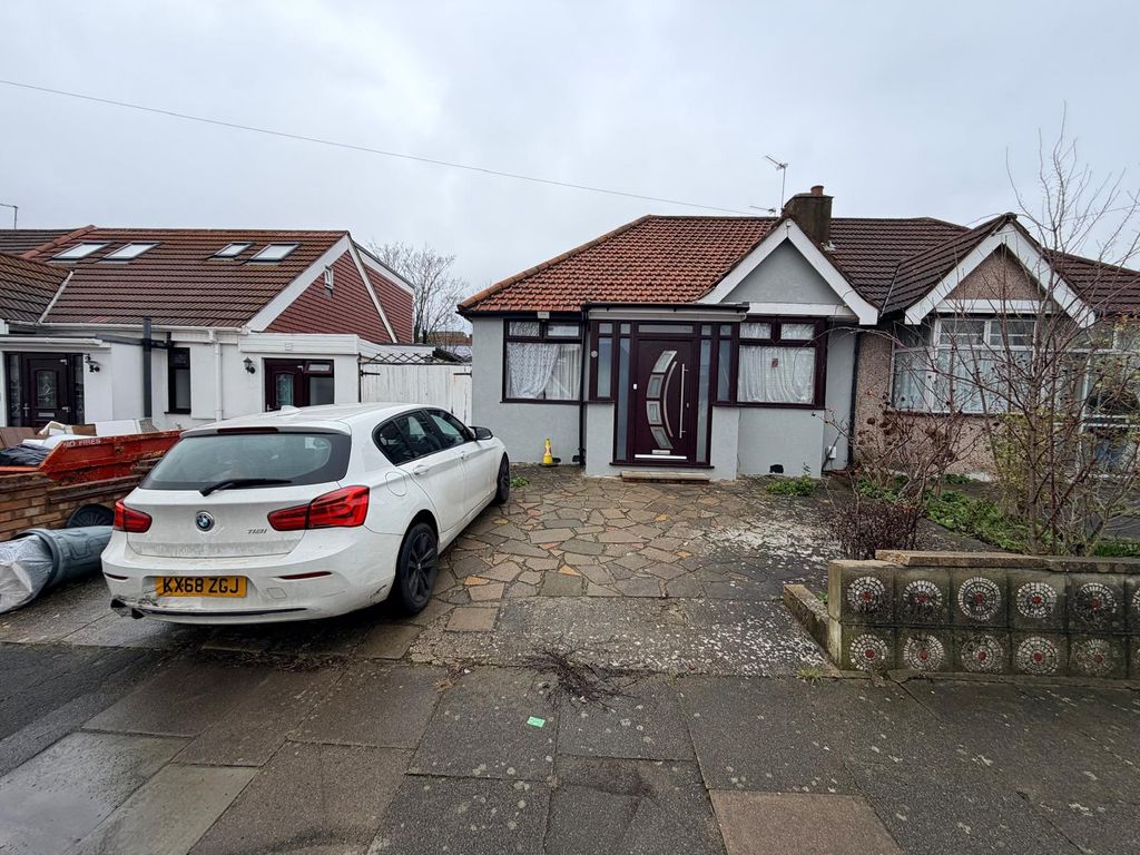 Property photo 1 of 12 4 Bed Bungalow To Rent Chepstow Crescent, Ilford Ig3