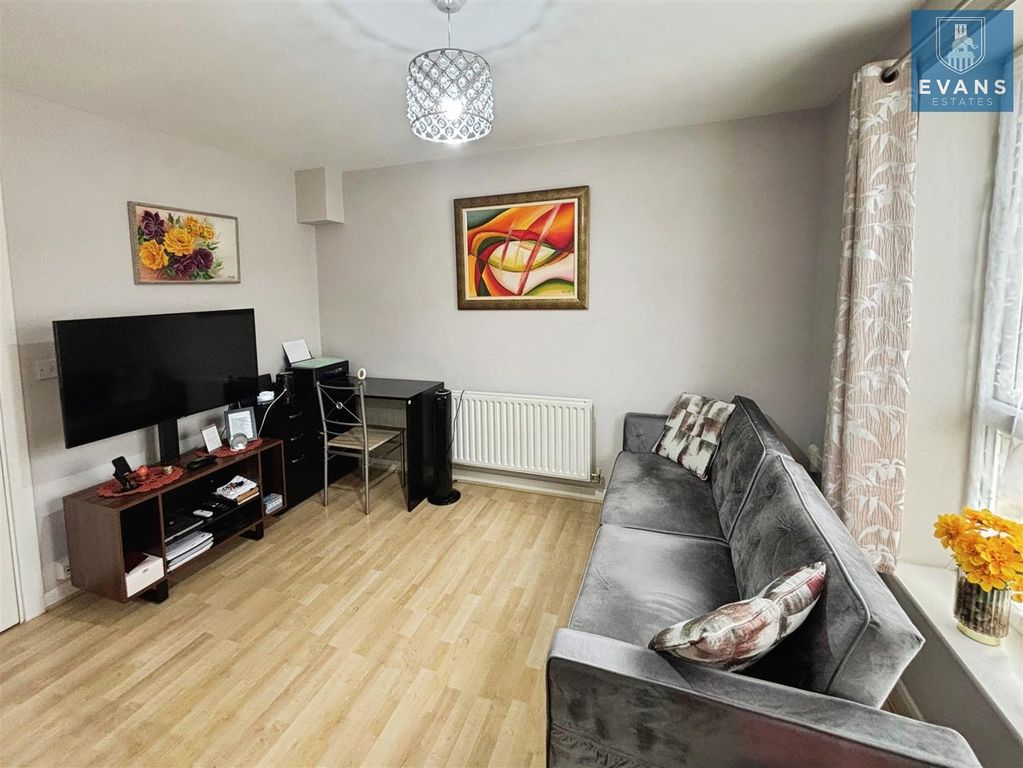 Property photo 2 of 11 Lounge