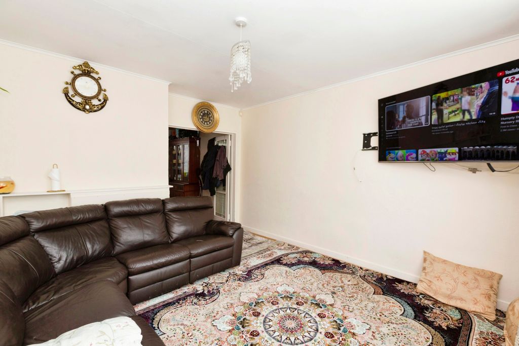 Property photo 3 of 15 Lounge