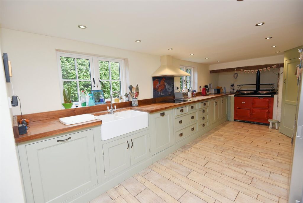 Property photo 3 of 14 Kitchen