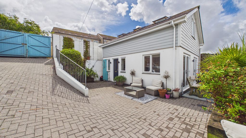 Property photo 1 of 9 2 Bedroom Detached House For Sale