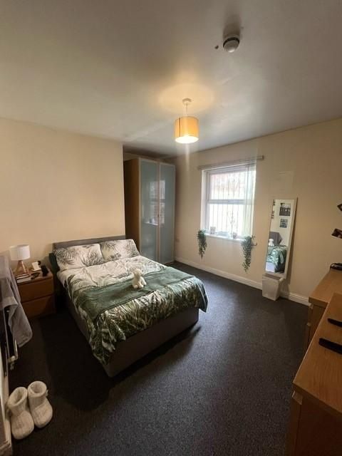 Property photo 3 of 8 Well-Presented Double Bedroom With A Comfortable d...