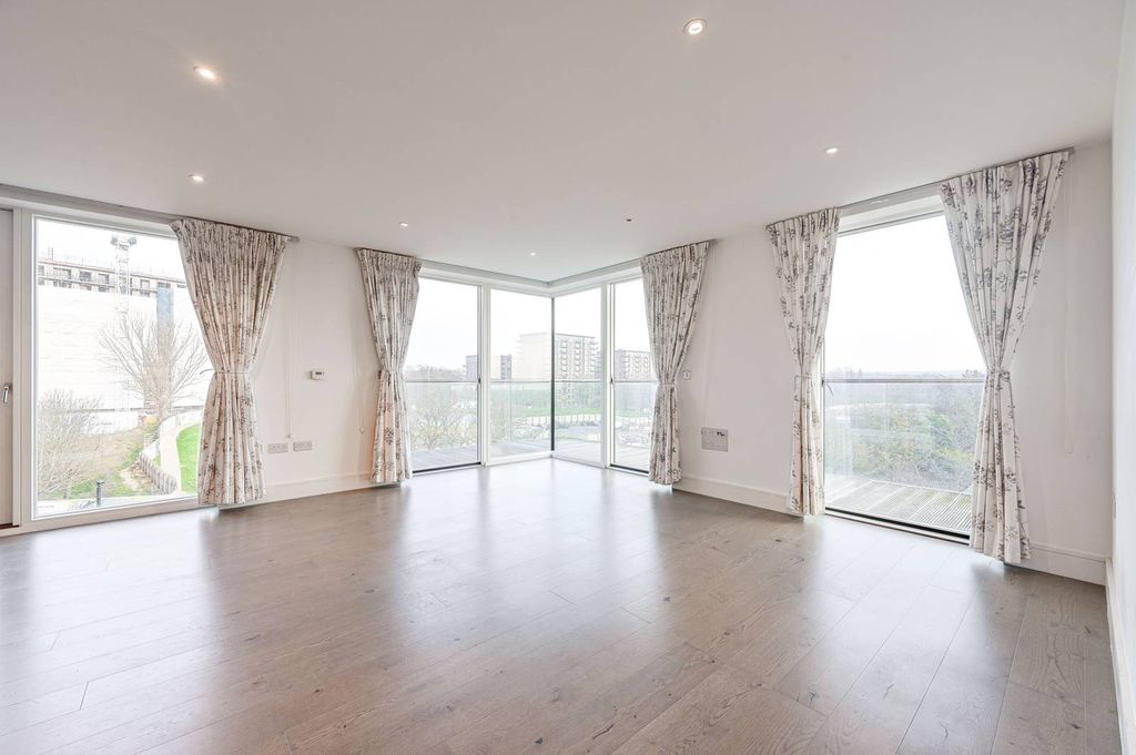 Property photo 2 of 22