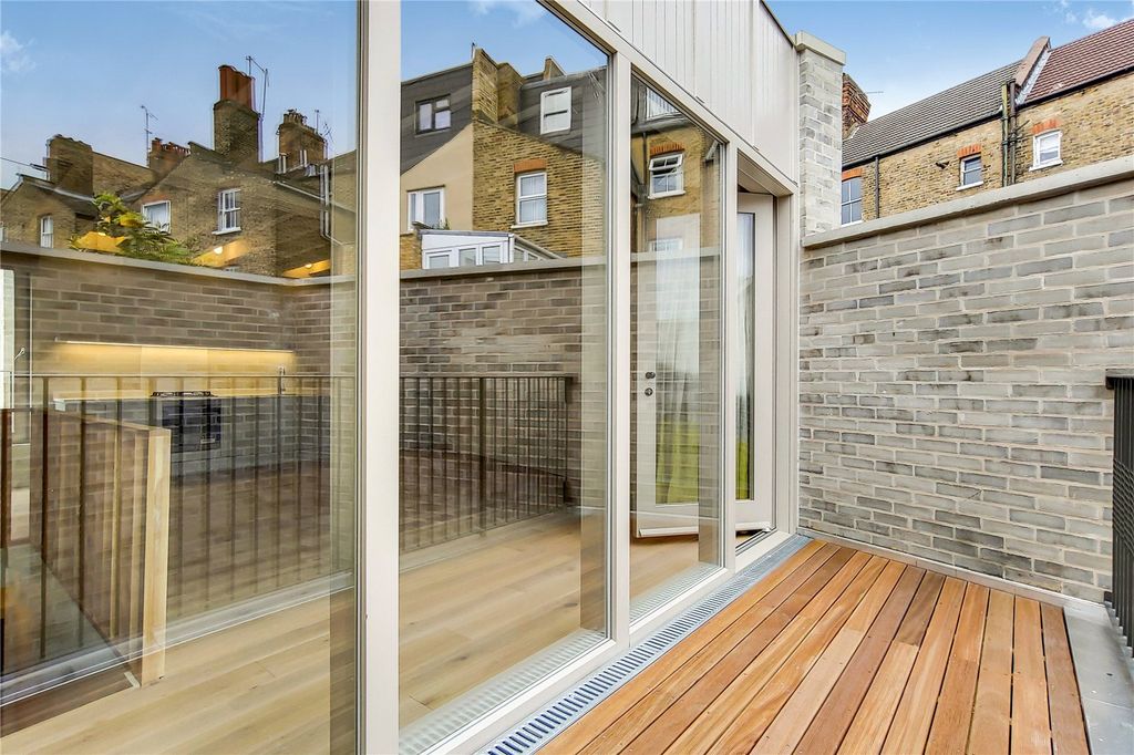 Property photo 2 of 8