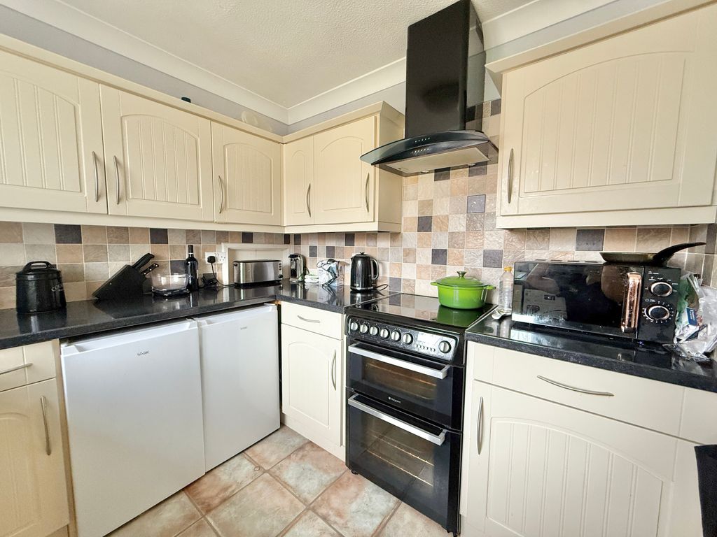Property photo 3 of 21 Kitchen
