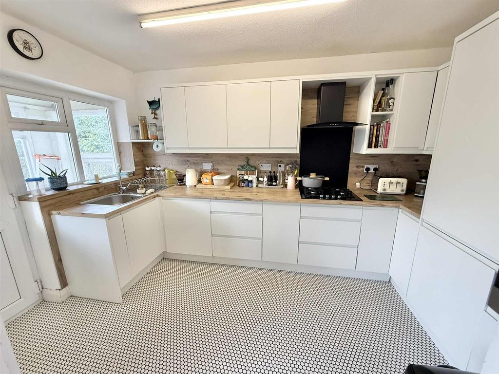 Property photo 3 of 18 Kitchen.Jpg