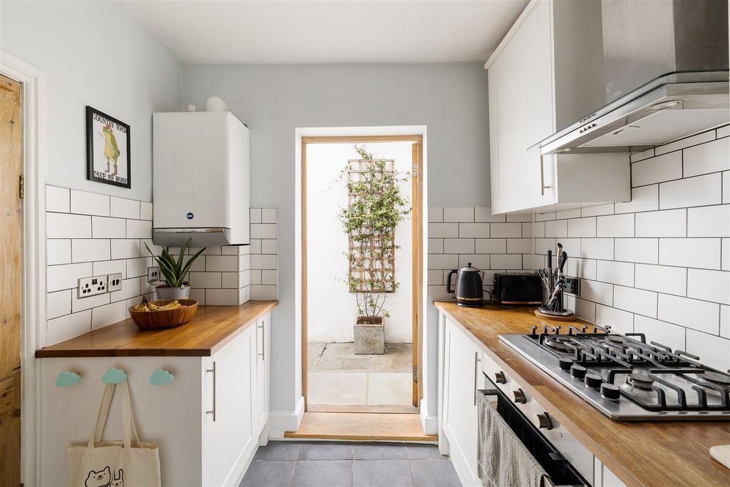 Property photo 2 of 22 Erskine Road, E17