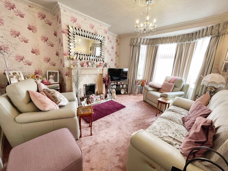 Property photo 3 of 18 Lounge