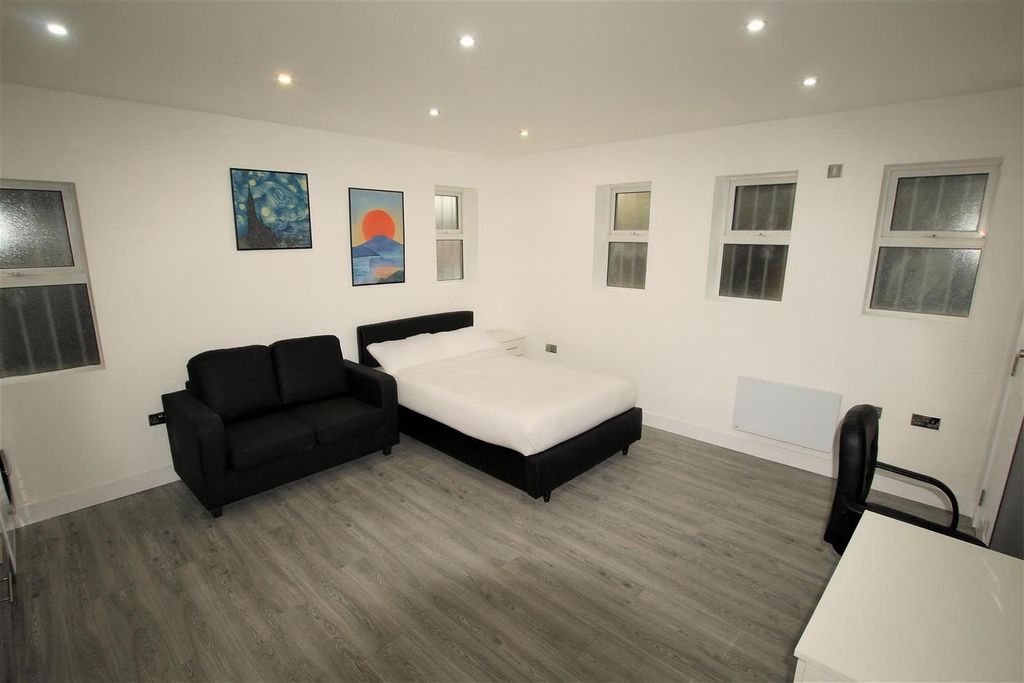 Property photo 2 of 5 Lounge / Bedroom / Kitchen