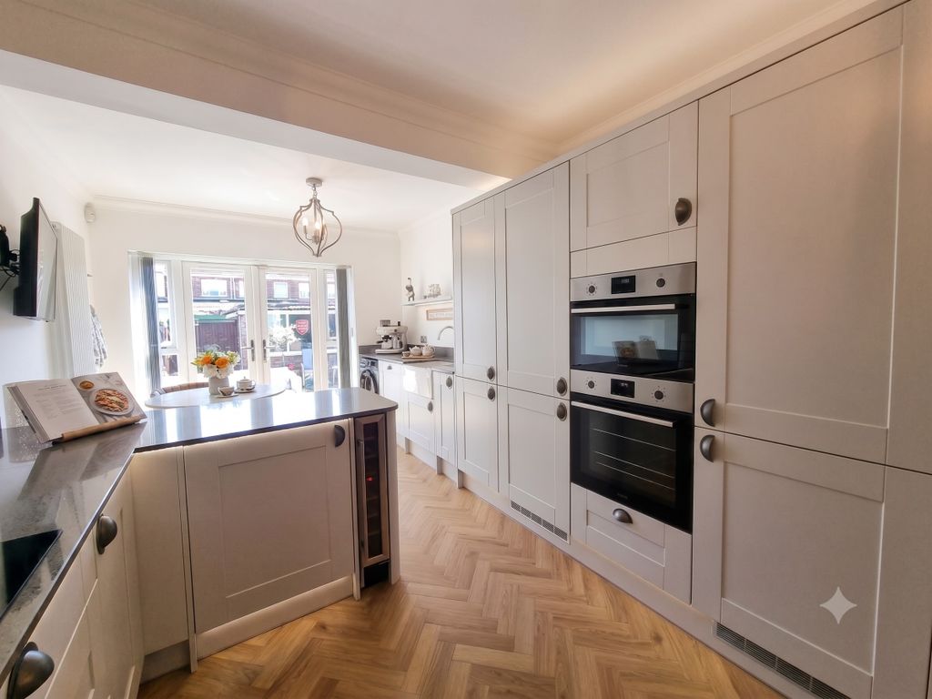 Property photo 3 of 14 Kitchen
