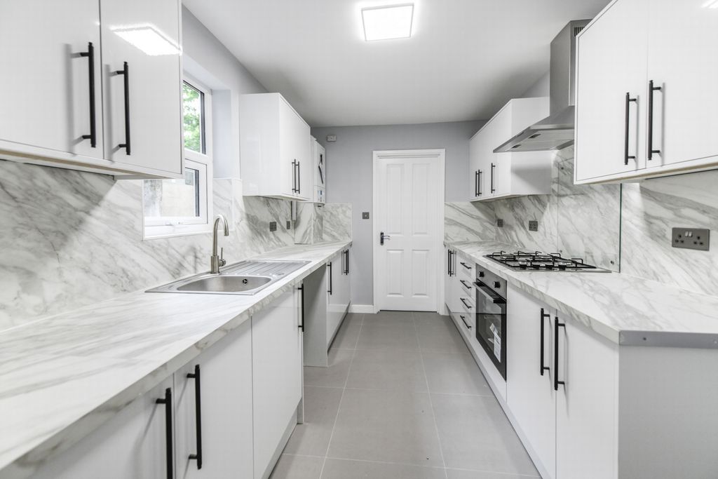 Property photo 1 of 11 Kitchen