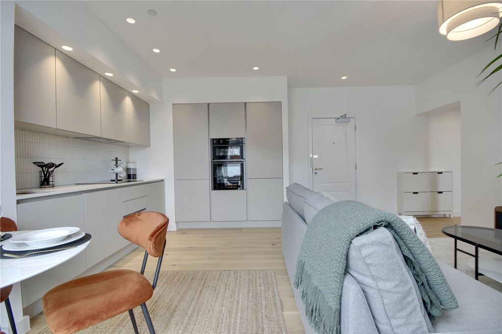 Property photo 2 of 6 Show Home