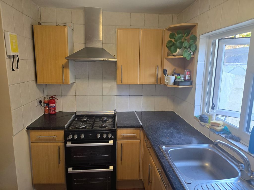 Property photo 2 of 7 Kitchen