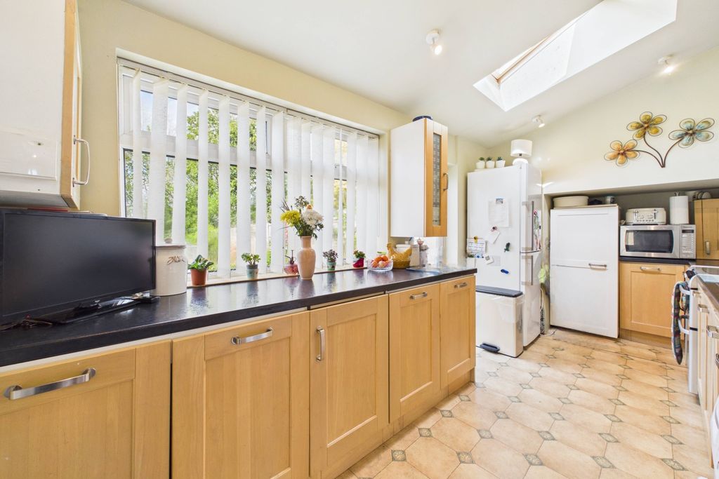 Property photo 2 of 25 Kitchen