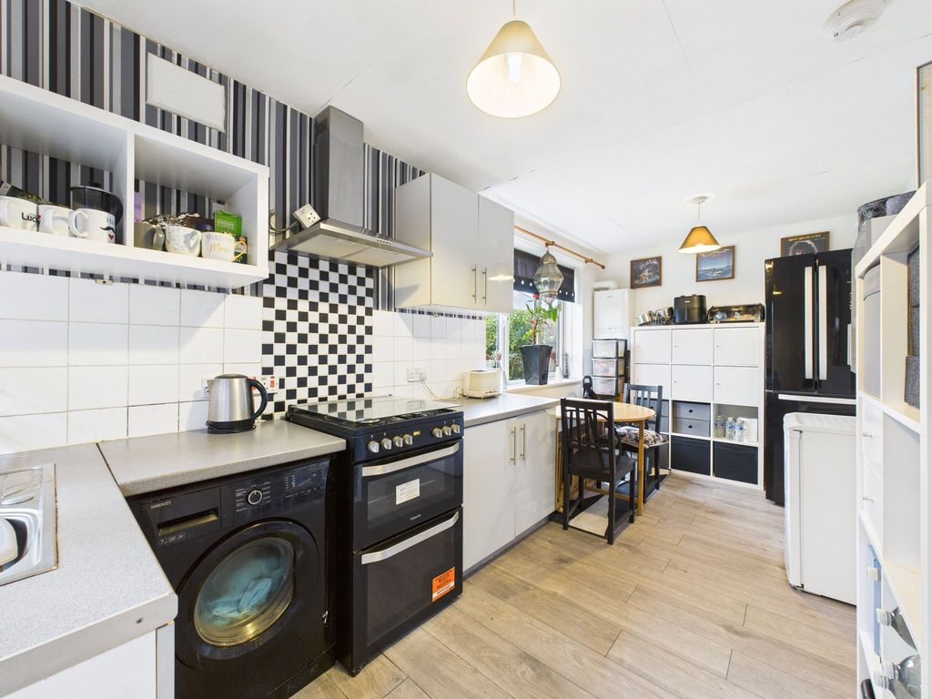 Property photo 3 of 10 Kitchen