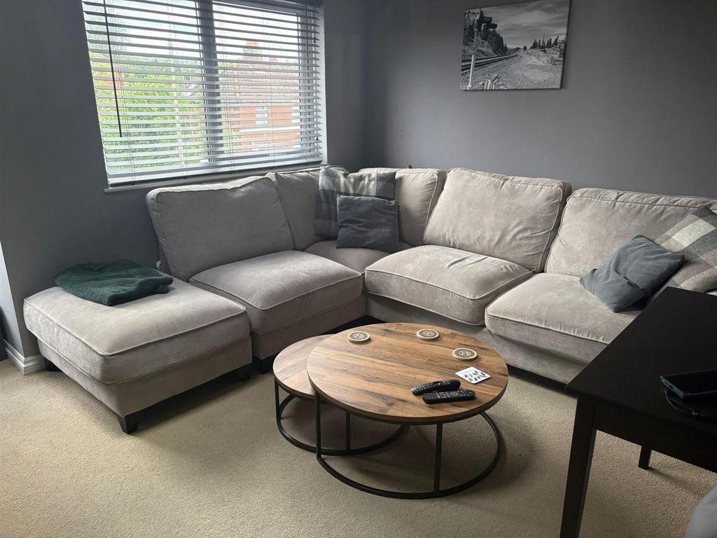 Property photo 1 of 14 Living Room