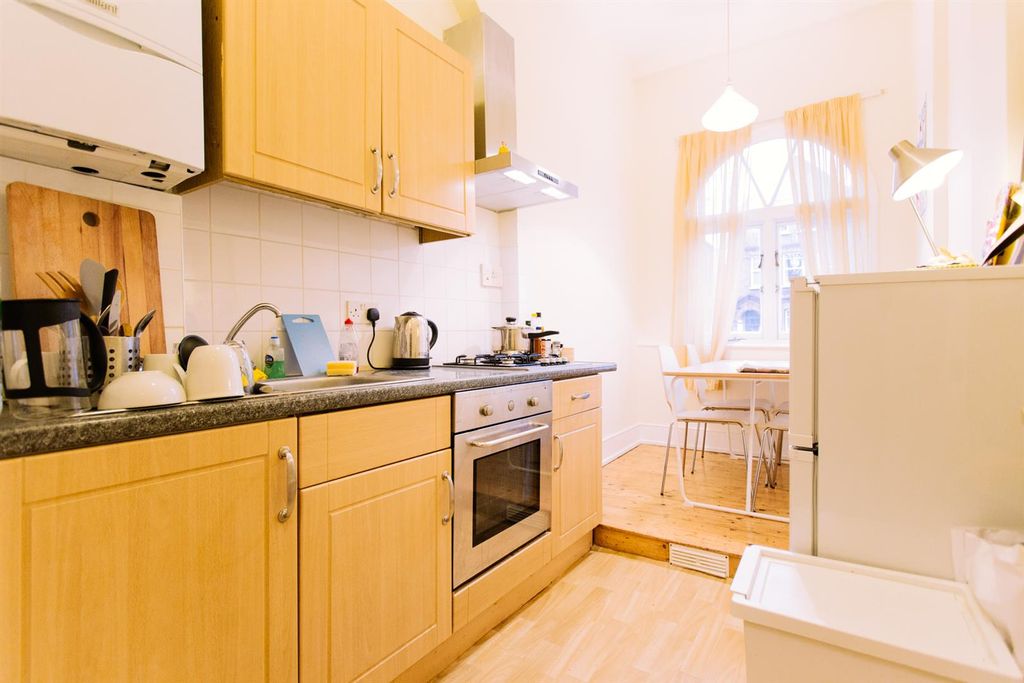 Property photo 2 of 10 1920Px_Mb_Ferme Park Road_Finsbury Park_Davies Dav