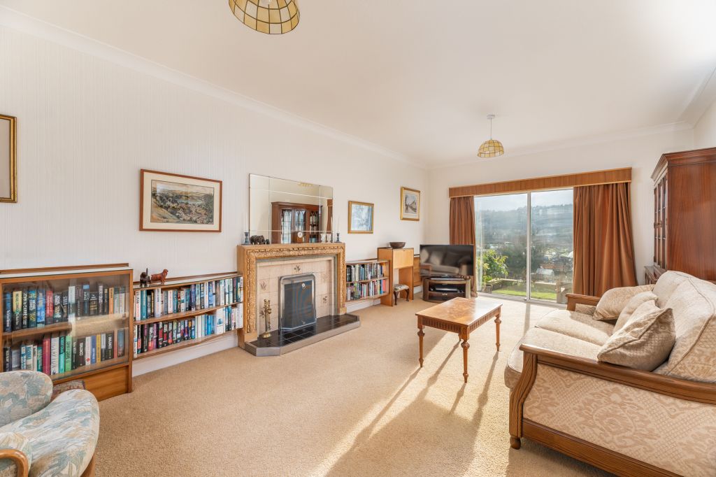 Property photo 2 of 31 Lounge