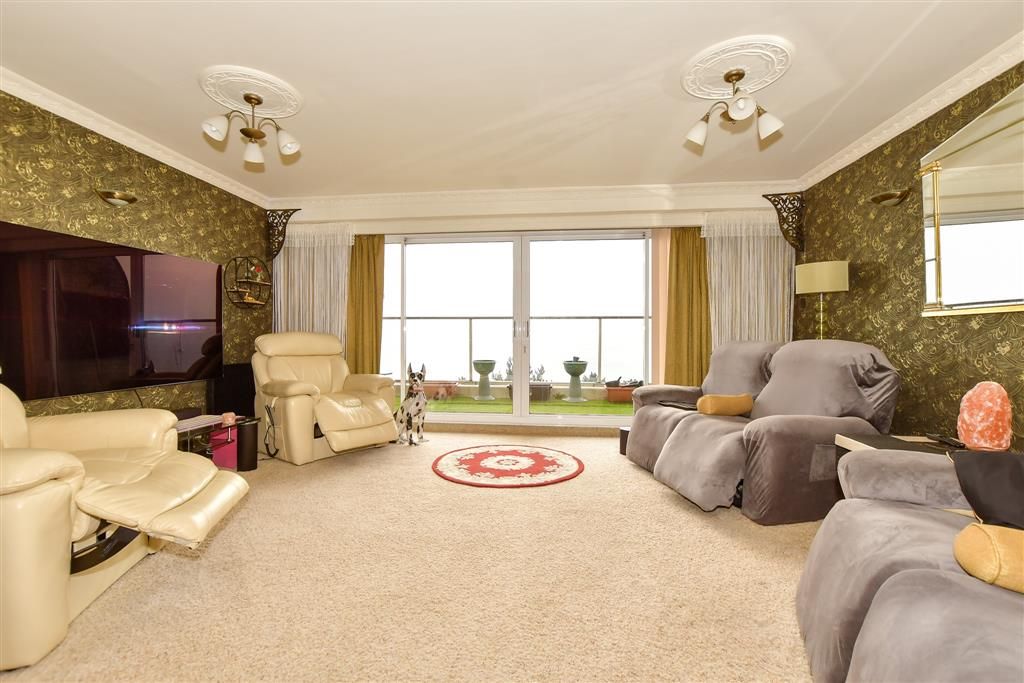 Property photo 3 of 14 Lounge