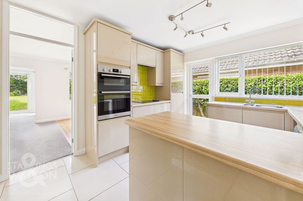 Property photo 2 of 23