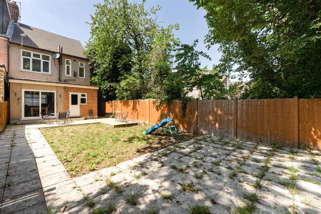 Property photo 3 of 25 Winchester Road, E4