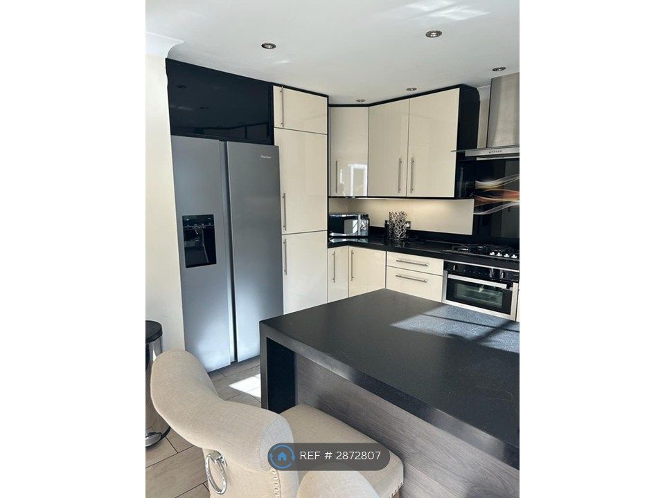 Property photo 3 of 14 Kitchen