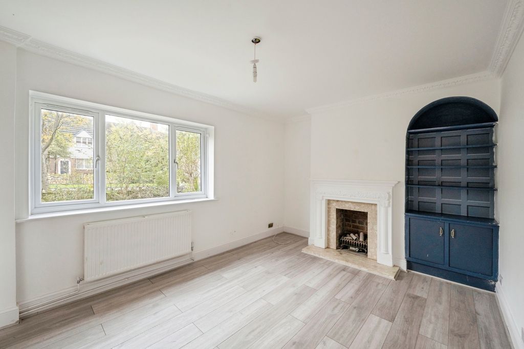 Property photo 3 of 17 Lounge