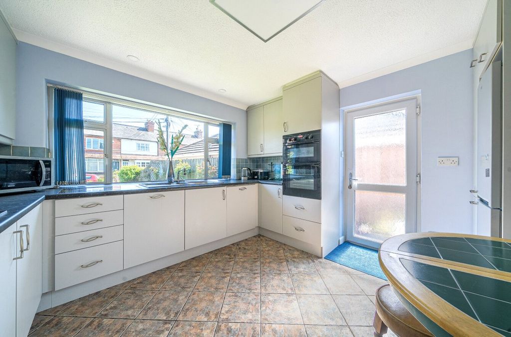 Property photo 3 of 10 Kitchen