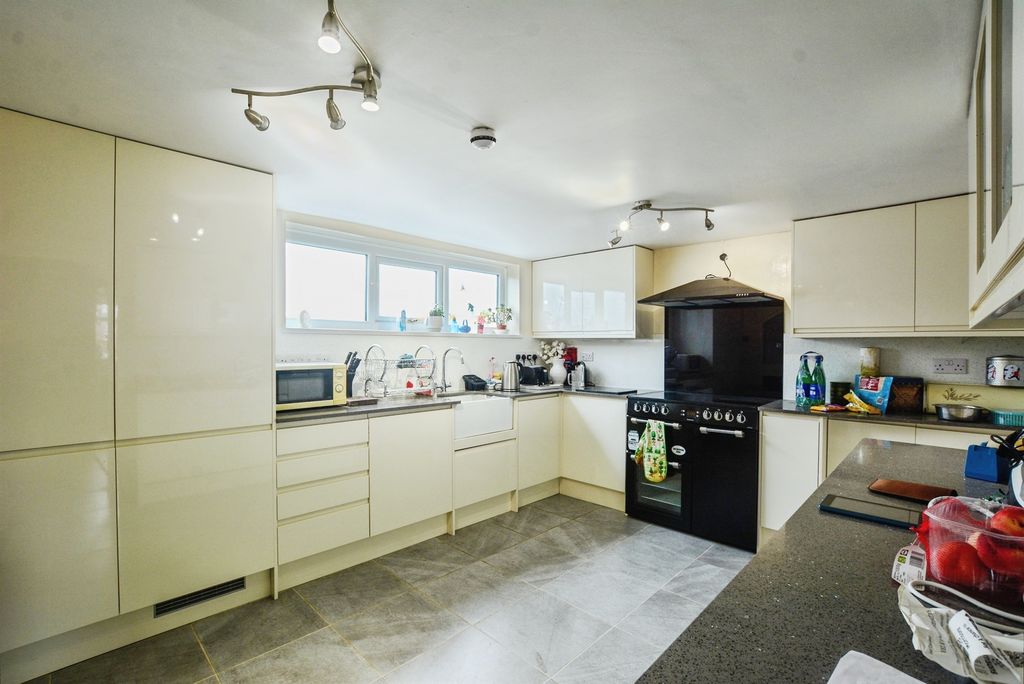 Property photo 3 of 23