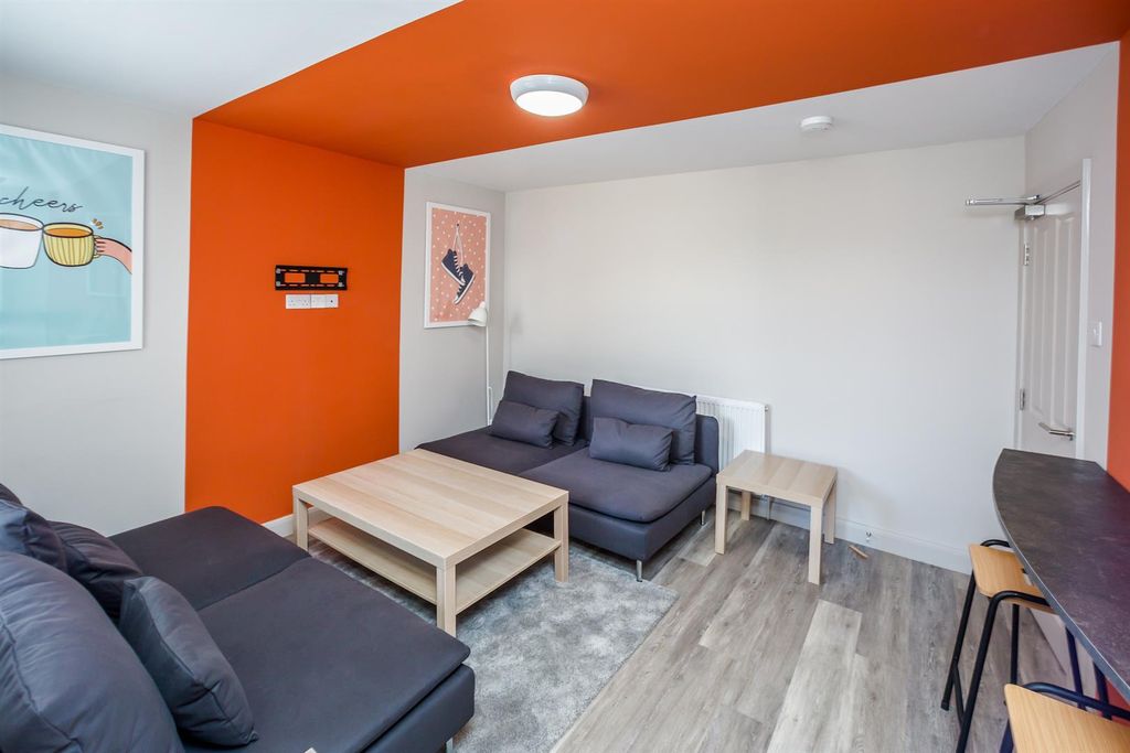 Property photo 2 of 14 Newlandave221-Lounge1-1800.Jpg