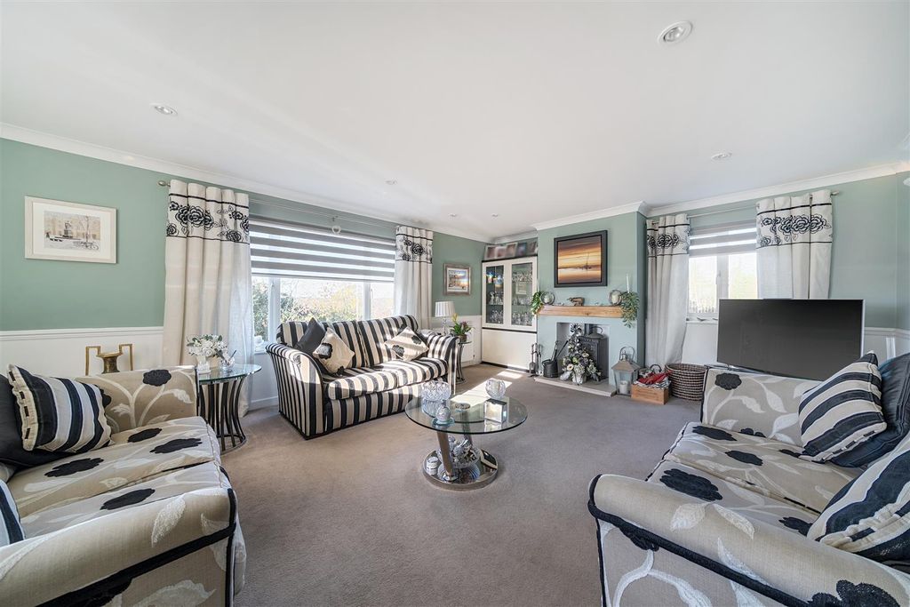 Property photo 2 of 21 Sitting Room