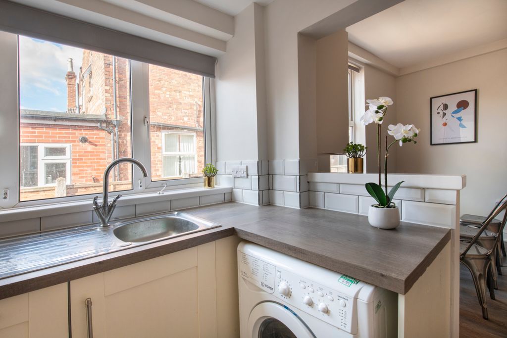 Property photo 3 of 13 23 Kimbolton, Kitchen 2