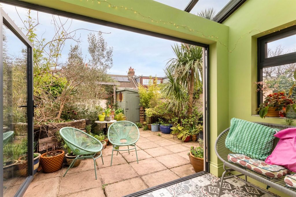 Property photo 2 of 24 Picture No. 11