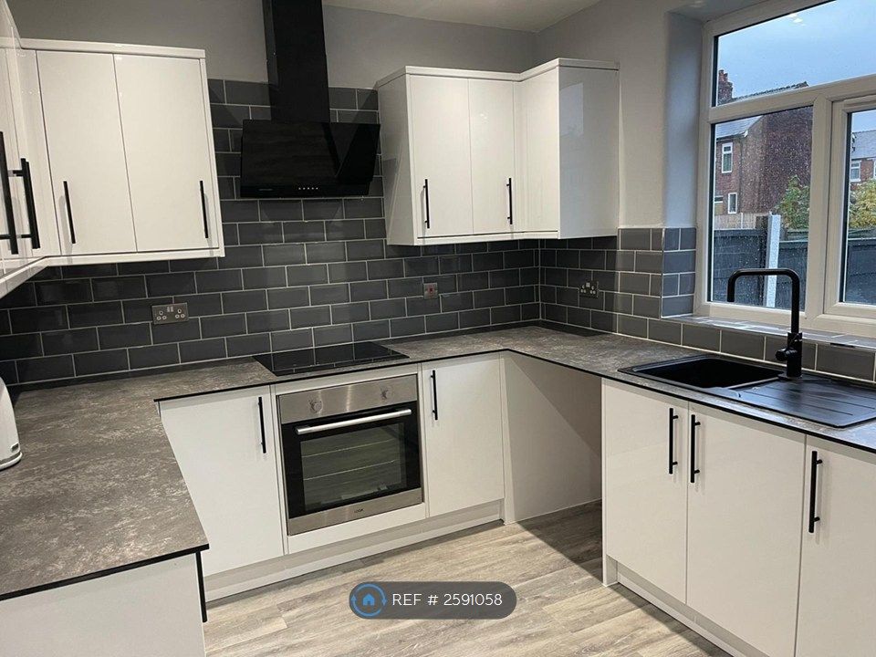 Property photo 2 of 11 Kitchen