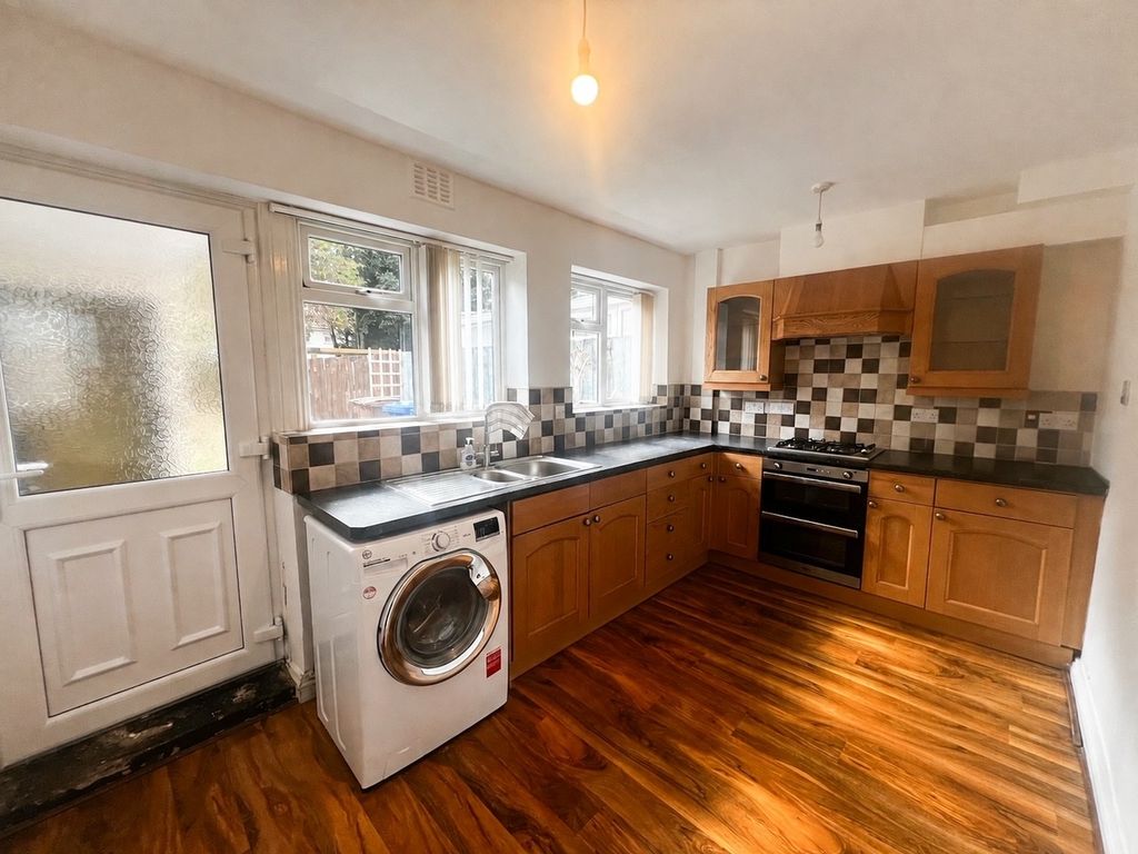 Property photo 2 of 7 Kitchen