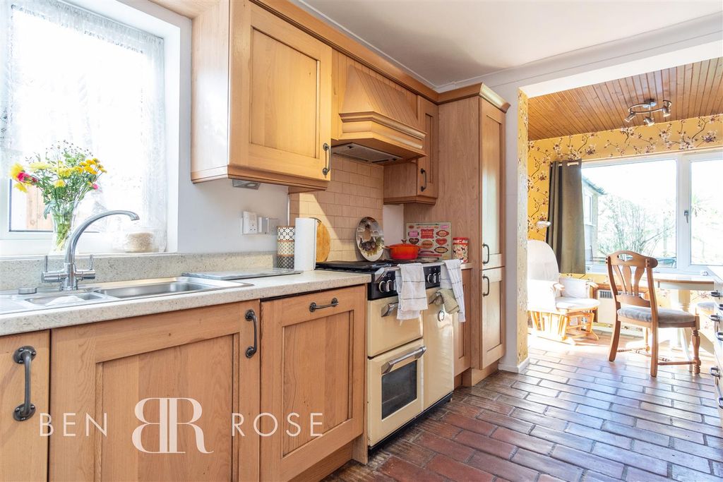 Property photo 3 of 18 Kitchen/Breakfast Room